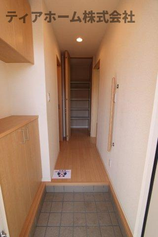 シャーメゾン秋山Aの玄関|収納もある玄関です