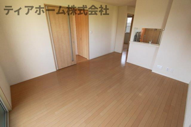 シャーメゾン秋山Aの居間・リビング|こちらのリビングで趣味の時間をお楽しみください