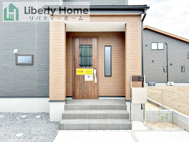 ひたちなか市東石川第13　新築戸建　5号棟のエントランス