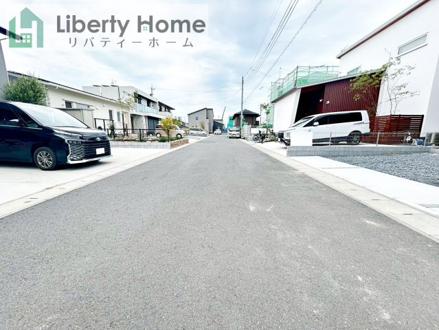 ひたちなか市東石川第13　新築戸建　5号棟の前面道路含む現地写真