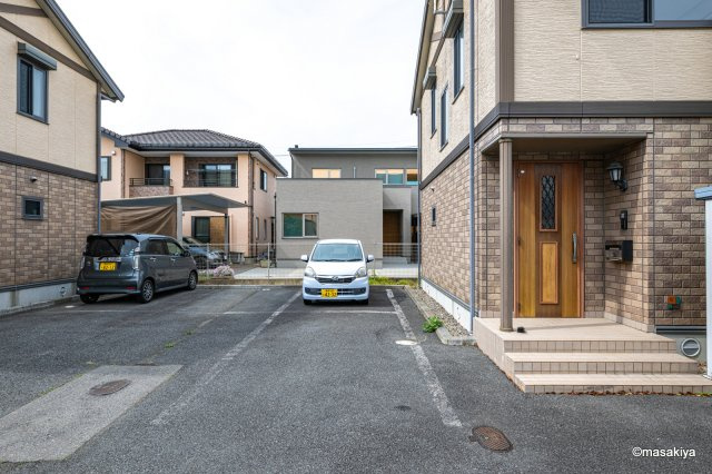 ロイヤルコート稲葉の駐車場