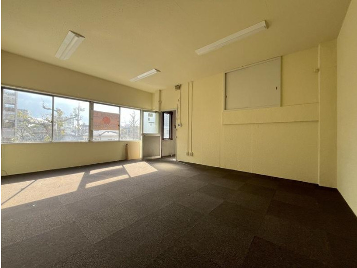 大津市浜町の店舗事務所の内装