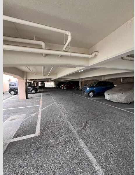 千里山アカシヤハイツの駐車場