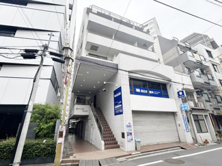 【外観】 | 手入れの行き届いた外壁やエントランスなど、「見ればわかる」レベルで清潔感を保ったマンションです。築年数を感じさせない姿で皆様をお出迎えします。～即日のご見学可能～　お問合せはお気軽にどうぞ。