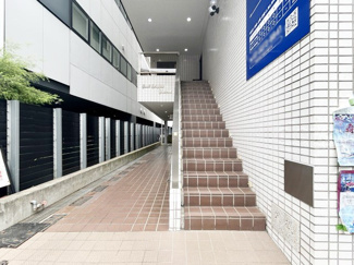 【エントランス】 | お客様を、そして住人を出迎えてくれるマンションのエントランス。ゴミが落ちていないことからも、管理状態の良さや住民の節度の高さが見て取れます。～即日のご見学可能～　お問合せはお気軽にどうぞ。