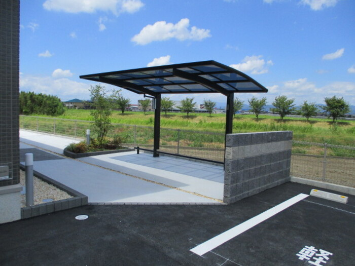 エスアイメゾンのエントランス|駐輪場に自転車も停められます♪