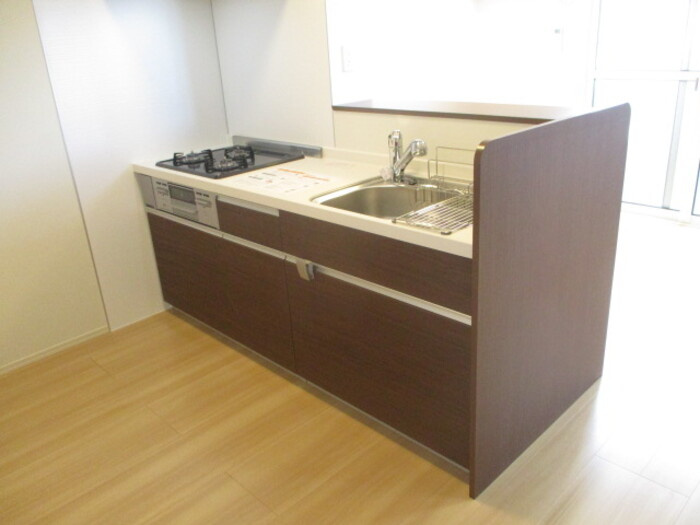 エスアイメゾンのキッチン|3口コンロ・グリル付きの使いやすいシステムキッチンです♪