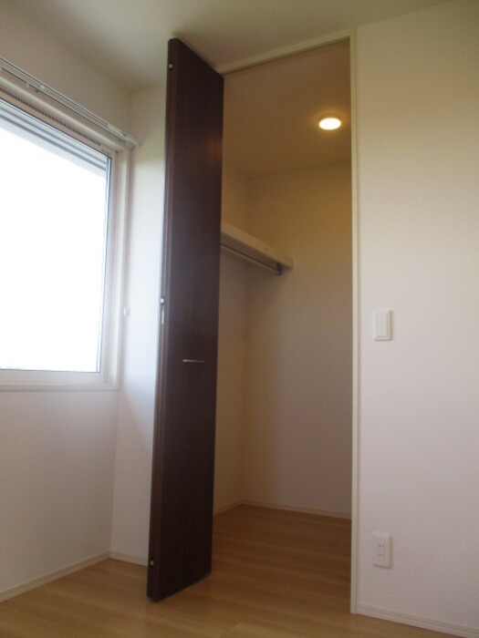 エスアイメゾンの収納|ウォークインクローゼットなので収納豊富です★