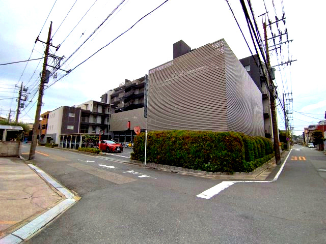 アンビシャス西川口の外観|二面道路に面したゆとりのある敷地です。