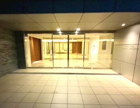 アンビシャス西川口のエントランス|グレーのタイル張りで落ち着いた雰囲気です。