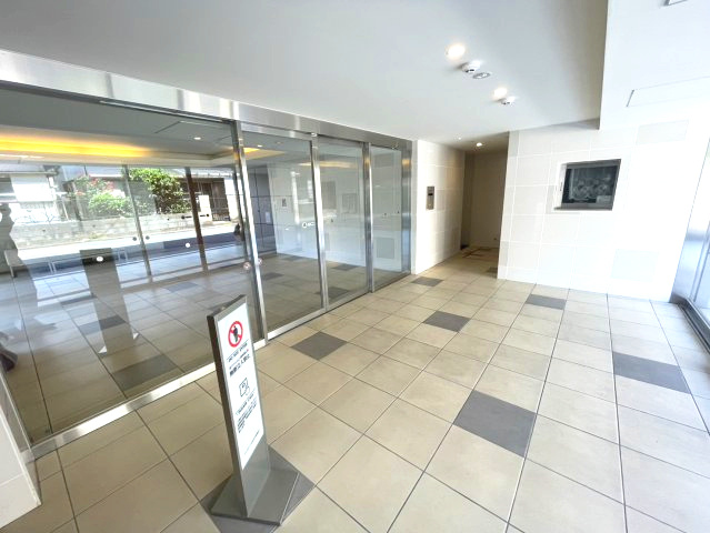 アンビシャス西川口のエントランス|オートロックと防犯カメラが設置されているので、防犯面も安心です。