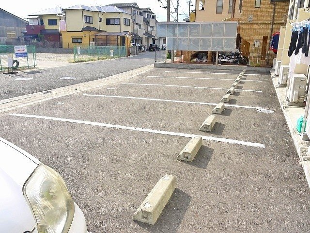 レオパレスＭａｒｊｏｒａｍの駐車場|車をお持ちの方に嬉しい駐車場付きの物件です