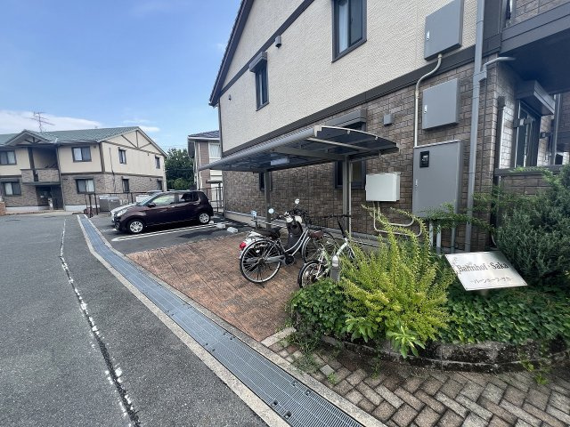 バーンホーフ・サカの駐車場