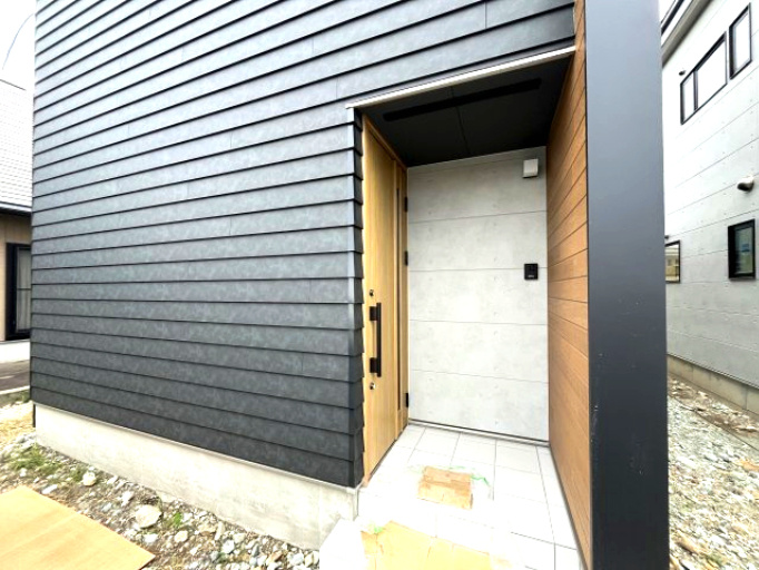 仲介手数料不要！東根市神町東三丁目A棟の玄関