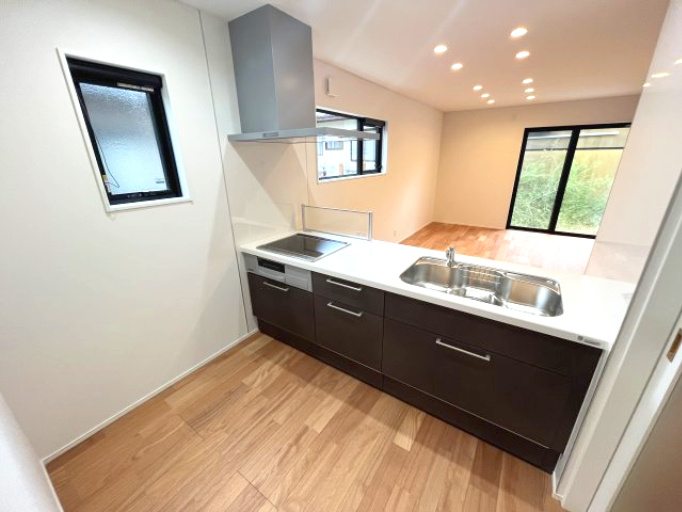 期間限定特別価格！仲介手数料不要！東根市神町東三丁目A棟のキッチン|設備や建具のカラーは外観に合わせた黒を採用