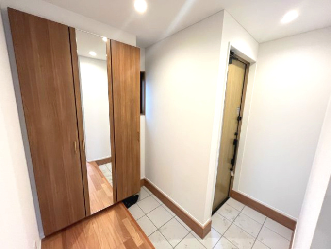 仲介手数料不要！東根市神町東三丁目A棟のキッチン|設備や建具のカラーは外観に合わせた黒を採用