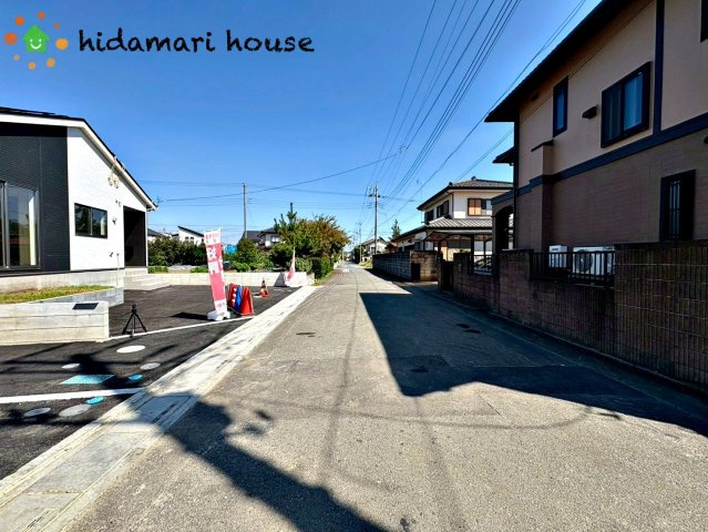川島町伊草第2　新築戸建　クレイドルガーデン03の前面道路含む現地写真