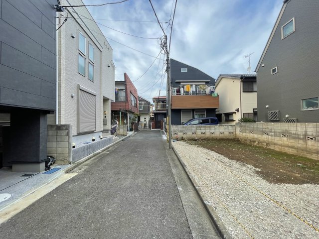 練馬区早宮2丁目 限定1区画の前面道路含む現地写真|南側約6.4ｍ公道×西側約4.0ｍ道路に面する南西角地
広々した前面道路は開放感を与えてくれます　日当り良好です♪