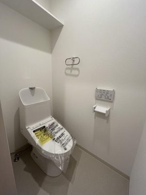 【トイレ】 | メディオリヴェール春日 | 別号室の写真になります。現況優先。