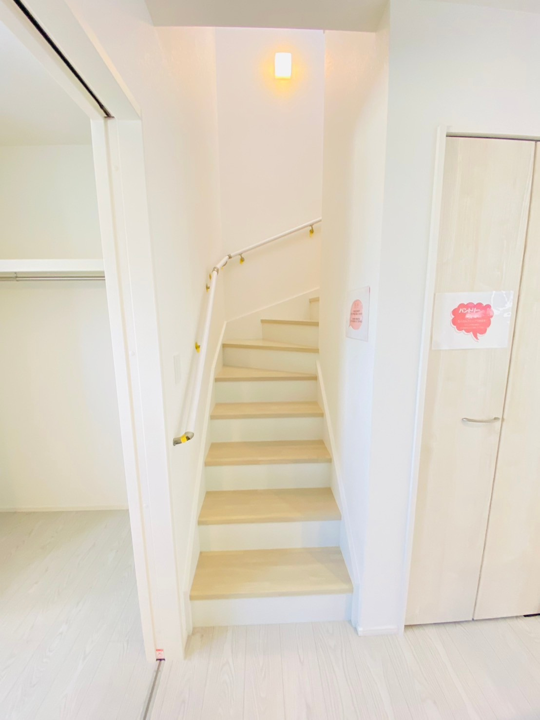 菊池郡大津町引水／30号棟のその他|二階へ繋がる階段は、手すりもついていて安心です。
