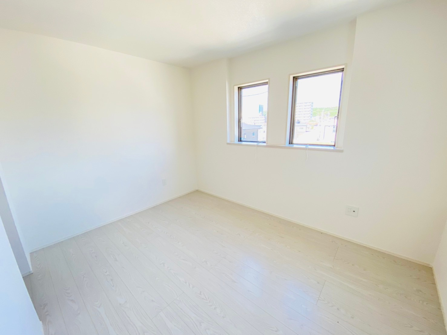 菊池郡大津町引水／30号棟／の洋室|コンパクトな窓は外からの視界を遮りプライバシーも守られます。