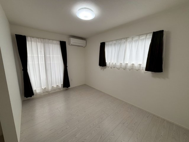 菊池郡大津町引水／30号棟／の洋室|バルコニーに面した大きな窓から光が差し込む明るい洋室です。