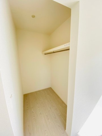 菊池郡大津町引水／30号棟の収納|ウォークインクローゼットでたくさんの荷物を収納。