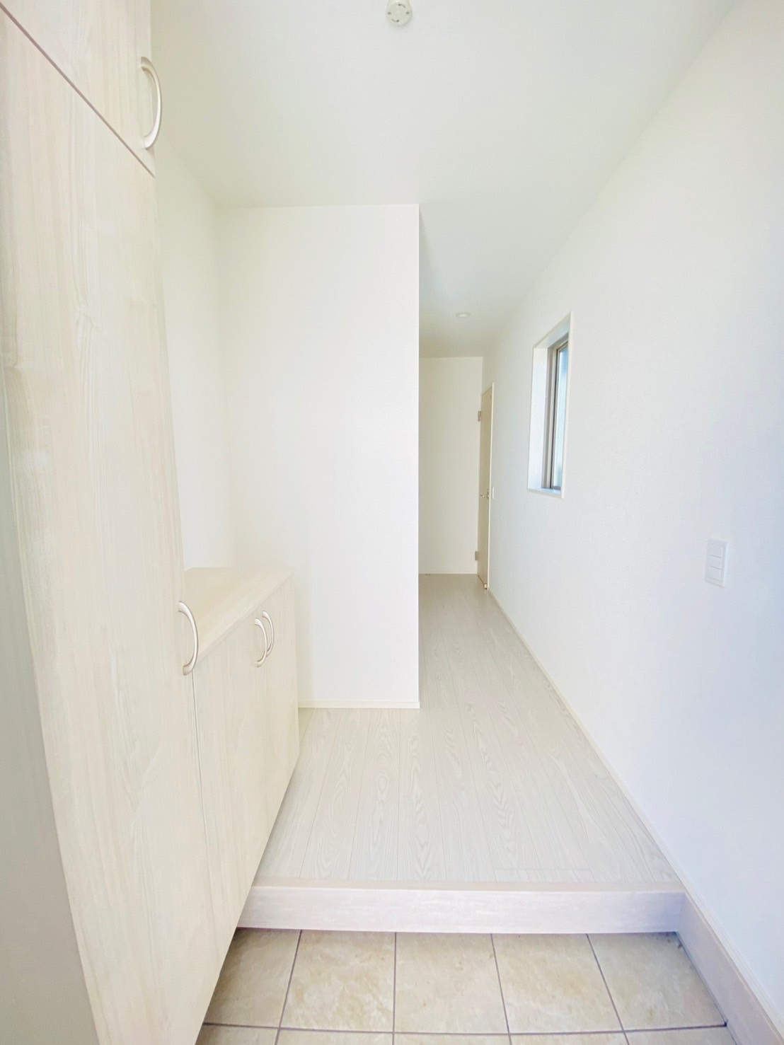 菊池郡大津町引水／30号棟／の玄関|真っ白で爽やかな印象の玄関。自分好みの色の小物で彩りましょう。