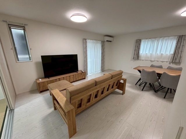 菊池郡大津町引水／30号棟／の居間・リビング|リビング隣の和室と合わせて24.5帖のスペースです。家具家電設置済み。