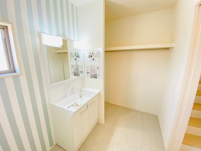 菊池郡大津町引水／30号棟／の収納|洗面スペース横にポール付きの枕棚があります。