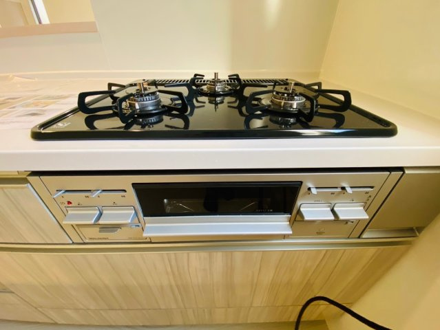 菊池郡大津町引水／30号棟／のキッチン|三口コンロでお料理の効率も上がります。