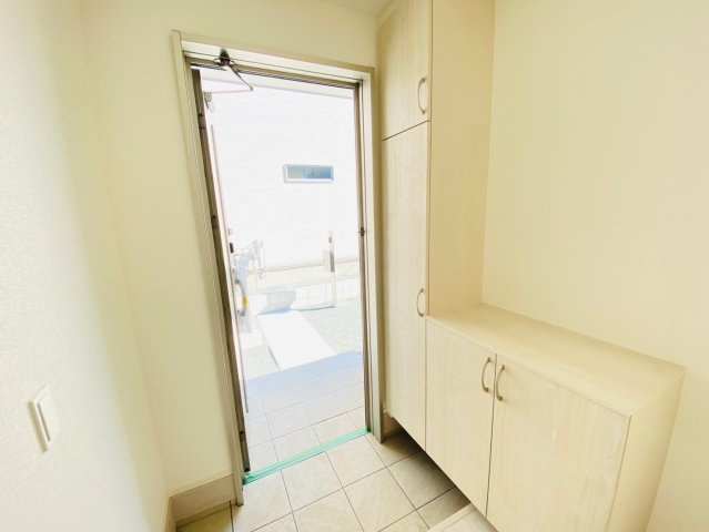菊池郡大津町引水／30号棟の玄関|シンプルで使いやすい玄関です。明るい雰囲気でお客様をお出迎え。