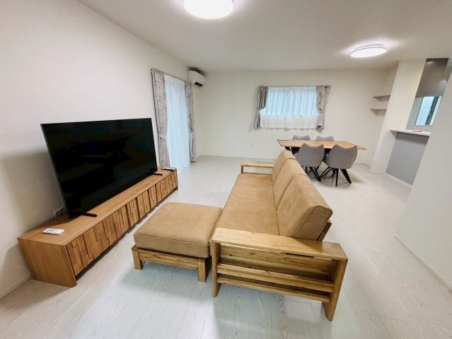 菊池郡大津町引水／30号棟／の居間・リビング|窓から自然光が差し込む、明るいリビングです。リビング全体が見渡せ、ご家族の様子を見ながらのんびり。