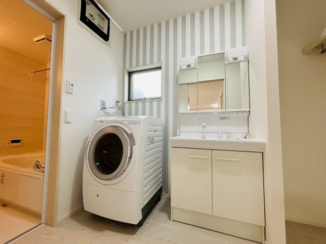 菊池郡大津町引水／30号棟／の独立洗面台|食器棚、冷蔵庫が設置されています。