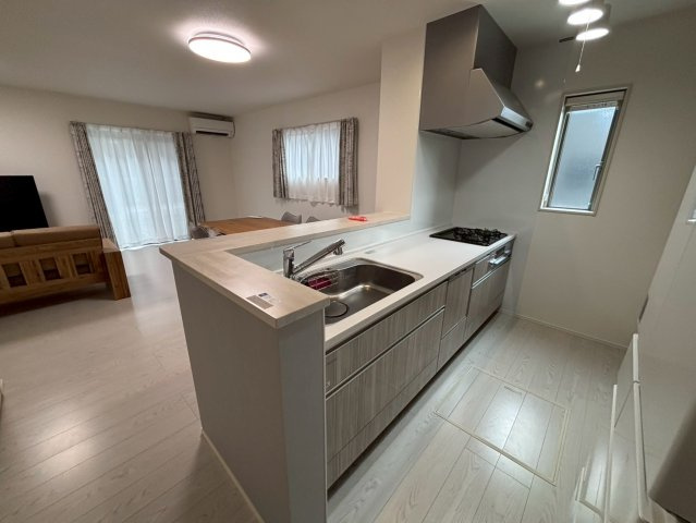 菊池郡大津町引水／30号棟／のキッチン|キッチンには窓もあるので自然光が入り明るく、使いやすいキッチンです。