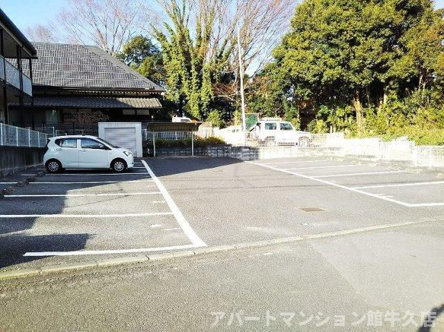 レオパレスソレーユの駐車場