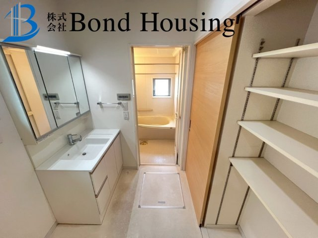 駐車スペース並列２台完備　玉津町今津　中古戸建の玄関