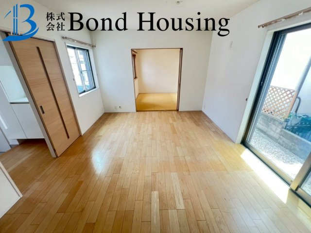 駐車スペース並列２台完備　玉津町今津　中古戸建の洋室