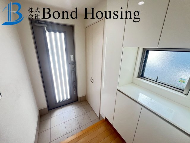 駐車スペース並列２台完備　玉津町今津　中古戸建の玄関