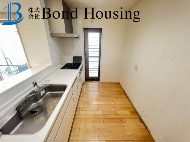 駐車スペース並列２台完備　玉津町今津　中古戸建の玄関