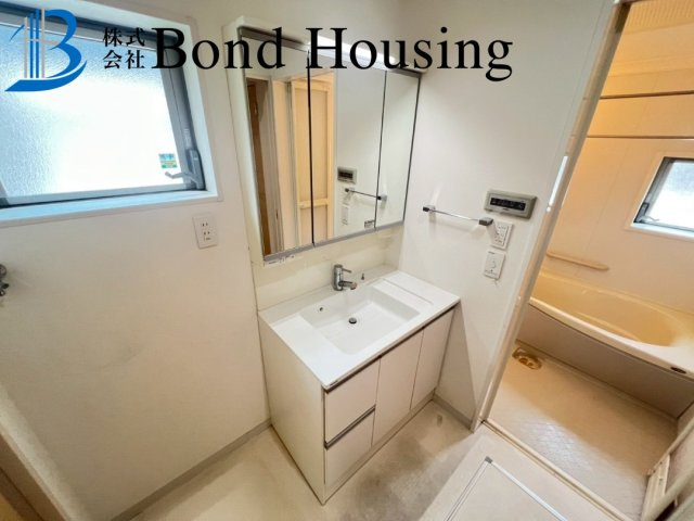 駐車スペース並列２台完備　玉津町今津　中古戸建の独立洗面台