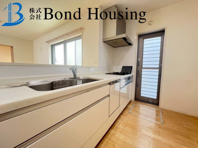 駐車スペース並列２台完備　玉津町今津　中古戸建のキッチン