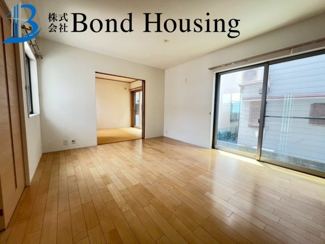 駐車スペース並列２台完備　玉津町今津　中古戸建の洋室