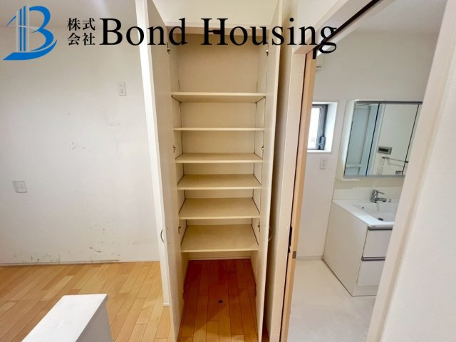 駐車スペース並列２台完備　玉津町今津　中古戸建の収納