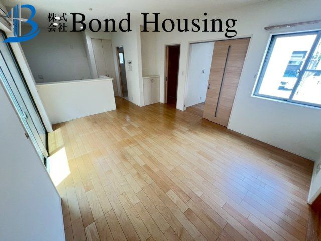 駐車スペース並列２台完備　玉津町今津　中古戸建の洋室