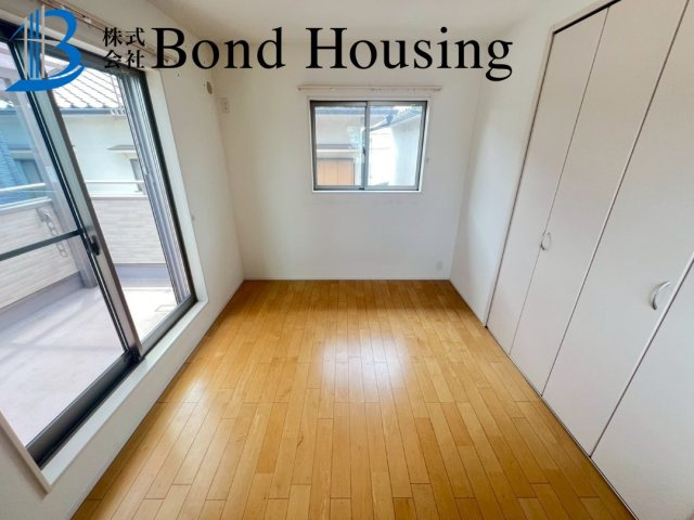 駐車スペース並列２台完備　玉津町今津　中古戸建の洋室