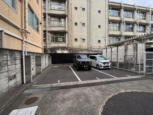 シャルマン新大阪の駐車場