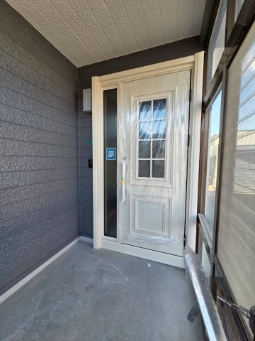 鳥取南3丁目　リフォーム済中古住宅の玄関|風除室付き