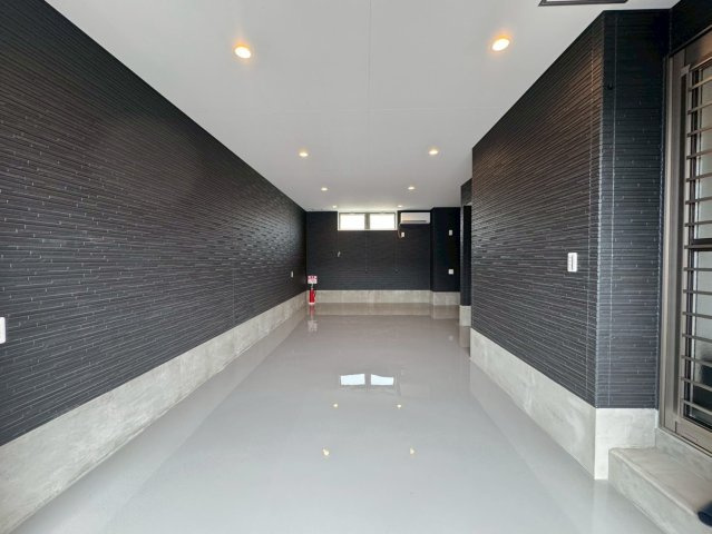 ラ・カシェット新宿の駐車場|作業スペース十分のガレージです