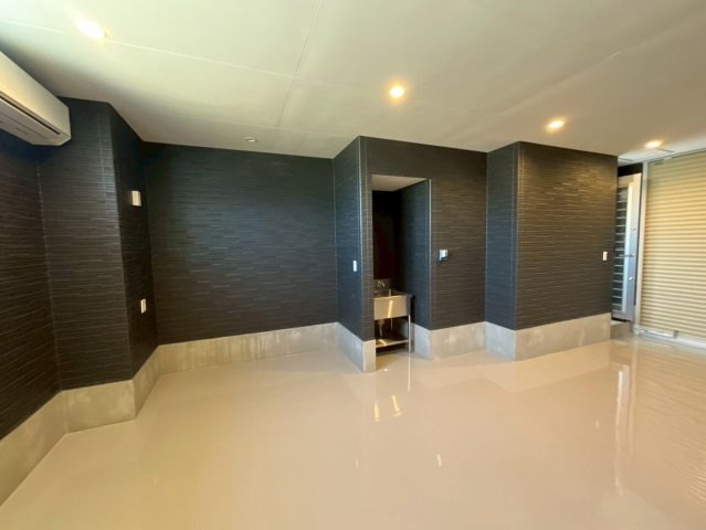 ラ・カシェット新宿のエントランス|玄関横ガレージです